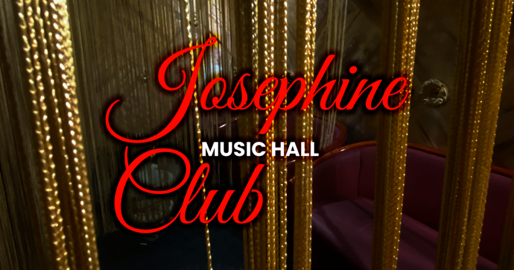 Logo ‘Josephine Music Hall Club’ in rosso elegante al centro, davanti a tende dorate luminose e divanetti imbottiti sullo sfondo, atmosfera di club notturno raffinato.